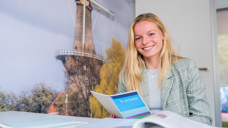 Student Nadine studeert aan tafel