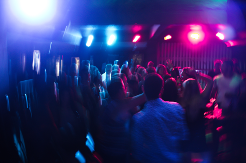 Dansende menigte in een nachtclub